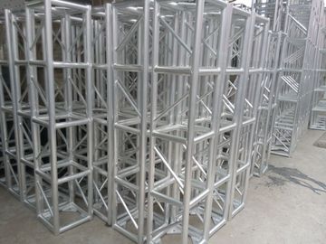 中国 銀展示会のための 350 x 350mm のつくトラス/アルミニウム段階のトラス サプライヤー